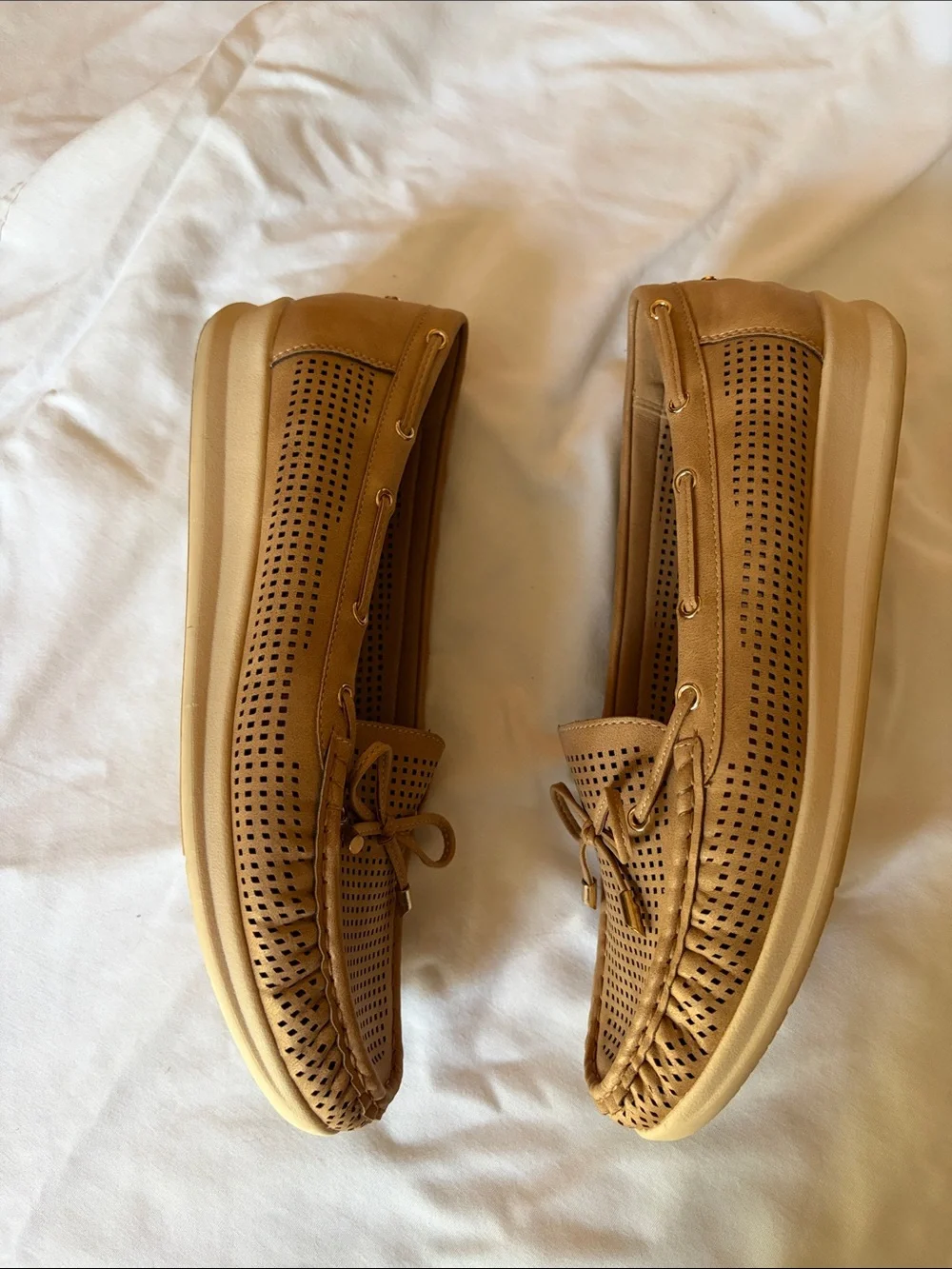 Gloria Vanderbilt Perforated Tan Driving Loafers with Bow